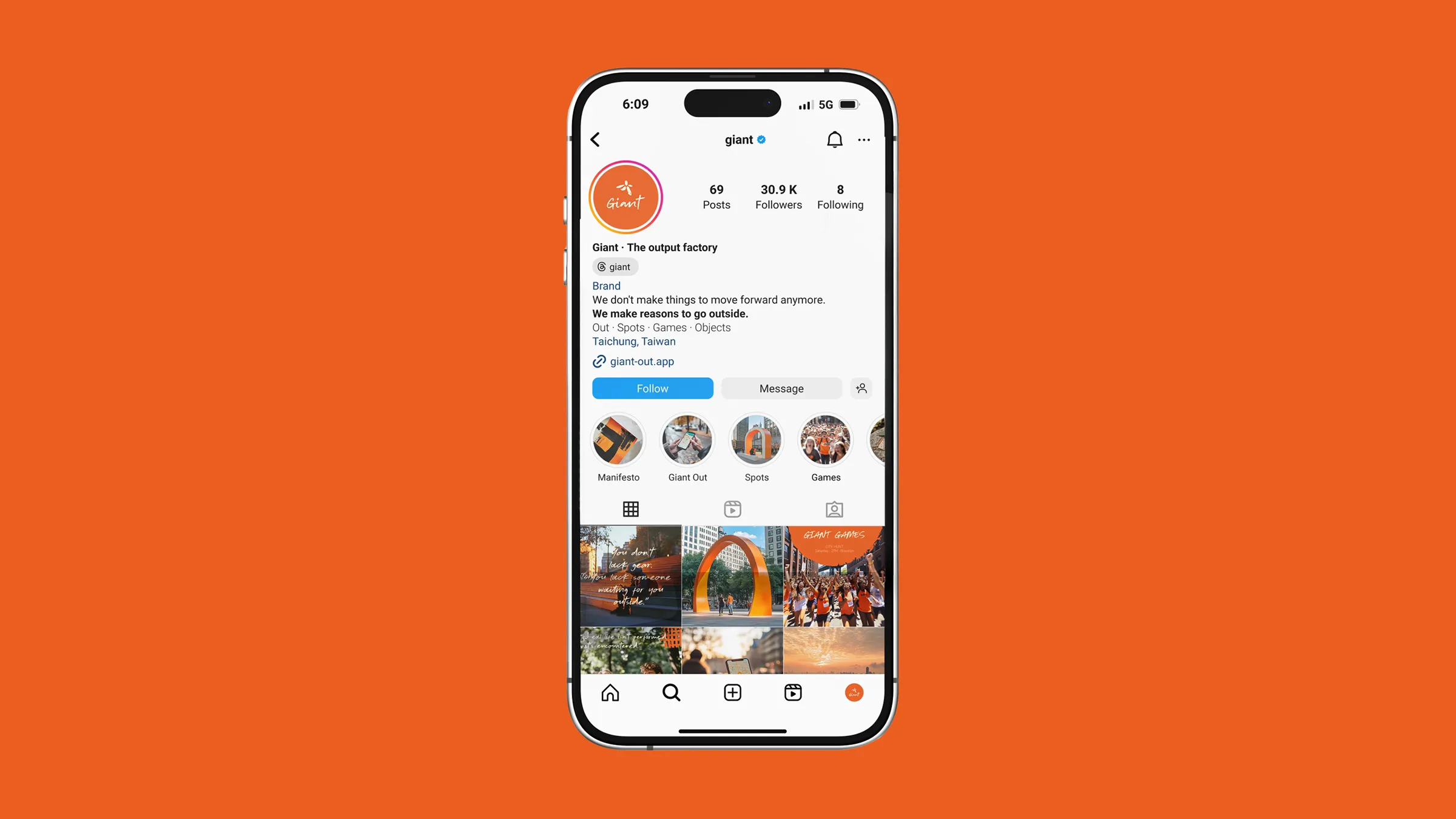 Profil Instagram de Giant sur un smartphone, sur fond orange