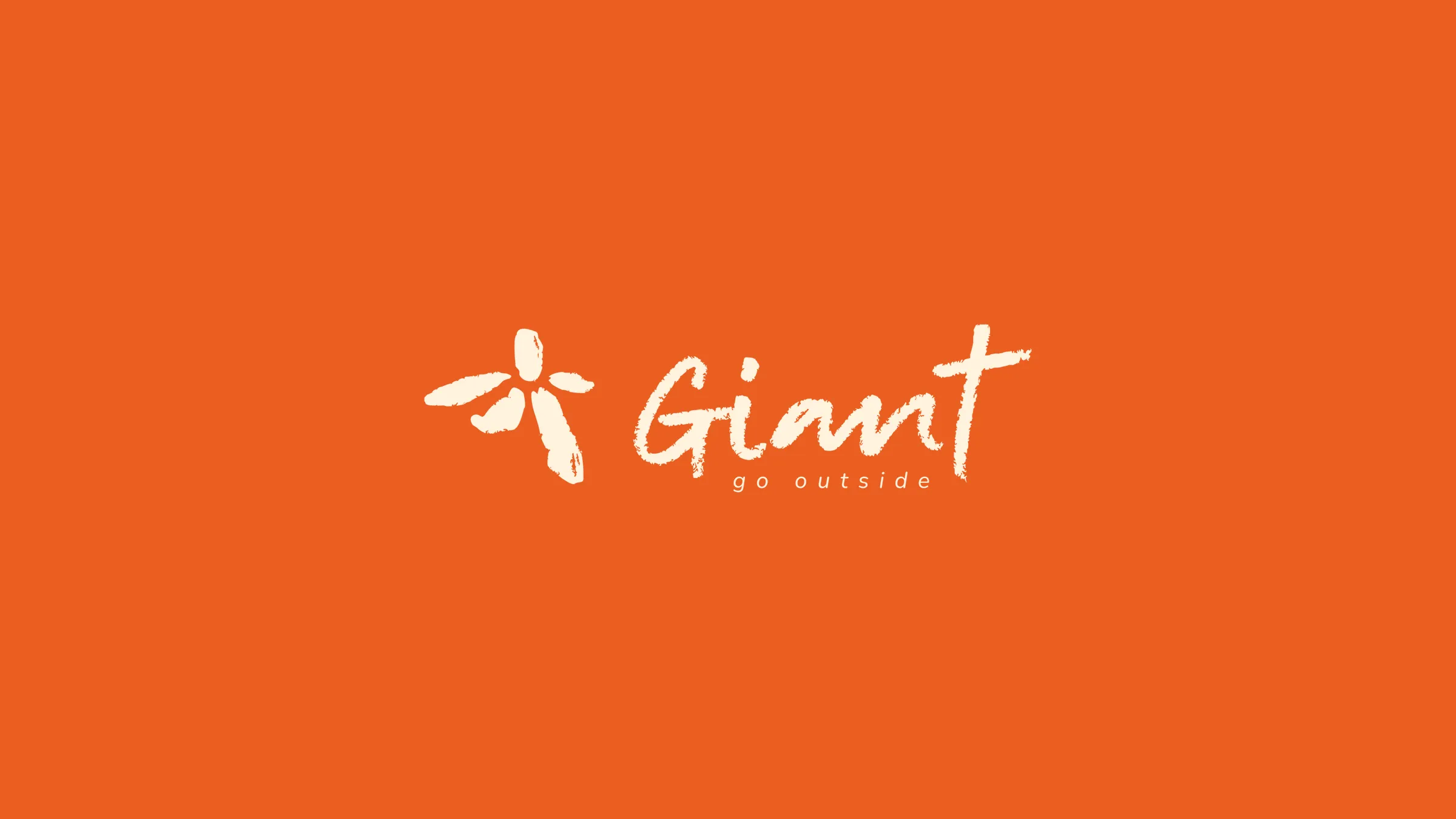 Logotype Giant en blanc sur orange, avec la baseline « go outside »