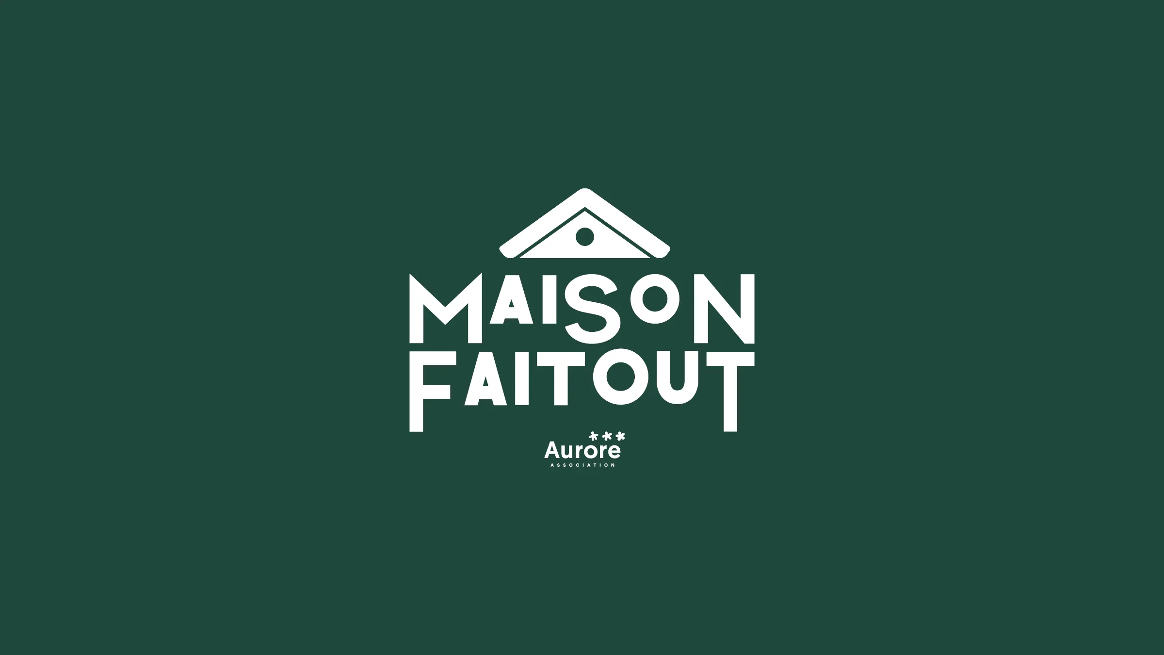 Logotype Maison Faitout : l'œil-de-bœuf du faîtage au-dessus du nom, en blanc sur vert sapin